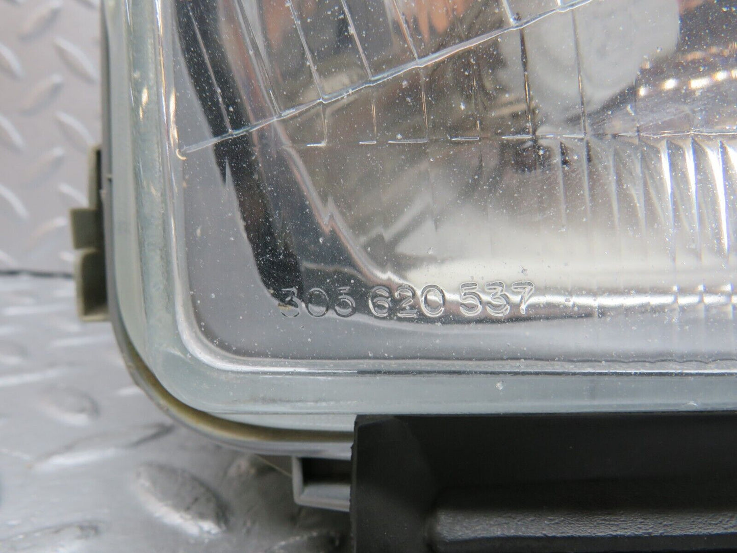36754 Mercedes-Benz W201 190E Headlight Bosch Right Side 0301067722 1305620537 1305235076