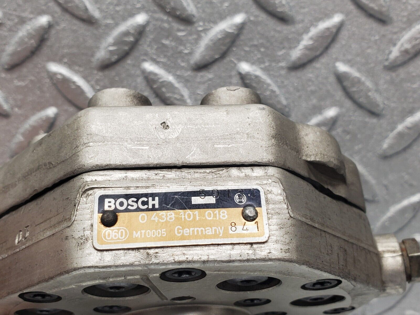 46028 Mercedes-Benz W126 420SE Fuel Distributor Bosch 0438101018