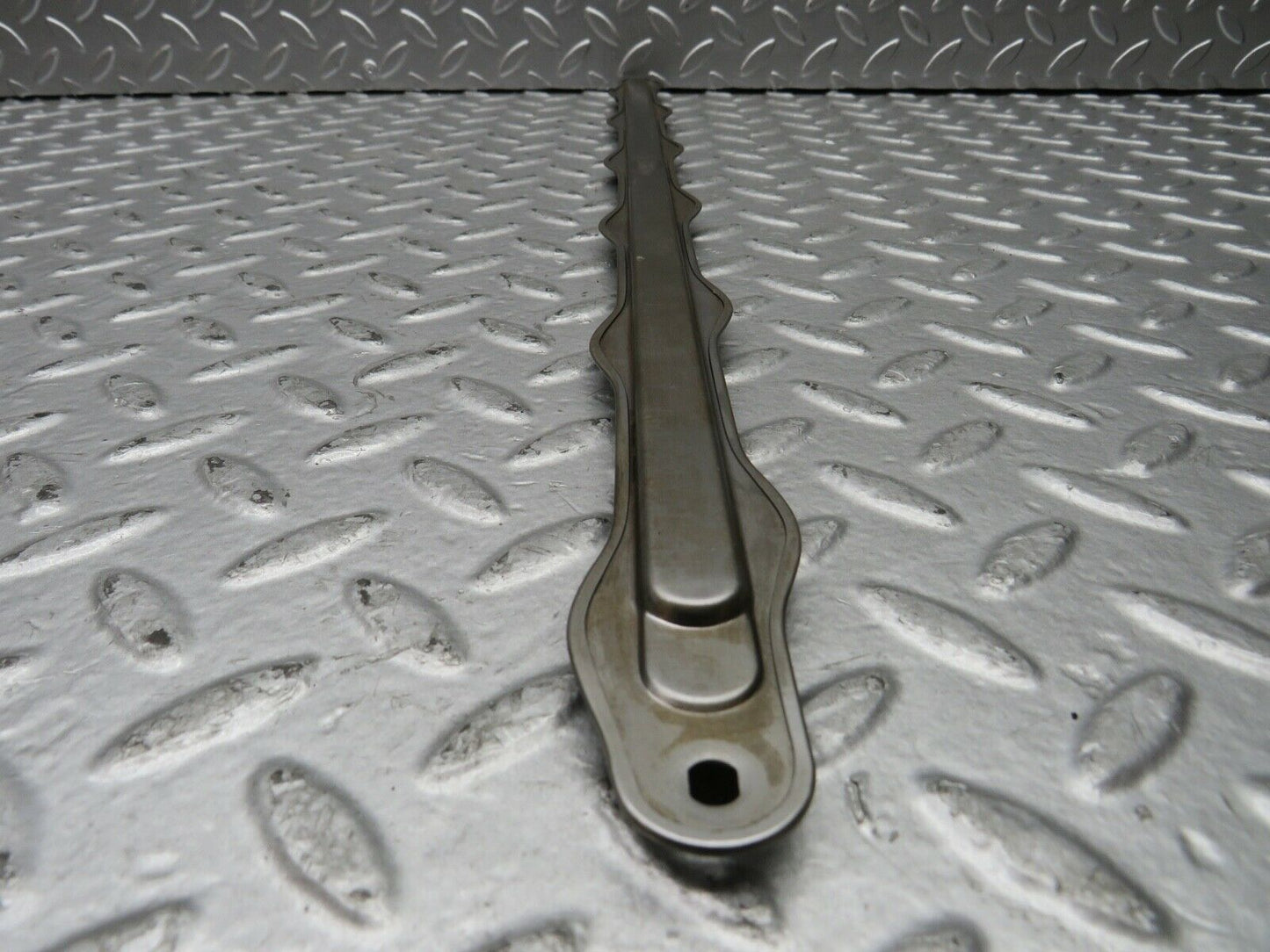 21753 Mercedes-Benz W126 300SE Camshaft Oil Tube