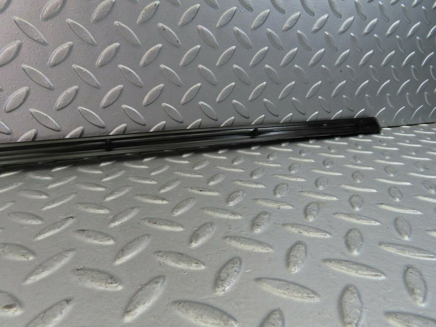 10256 Mercedes-Benz W123 Front Left Door Centre Moulding Trim
