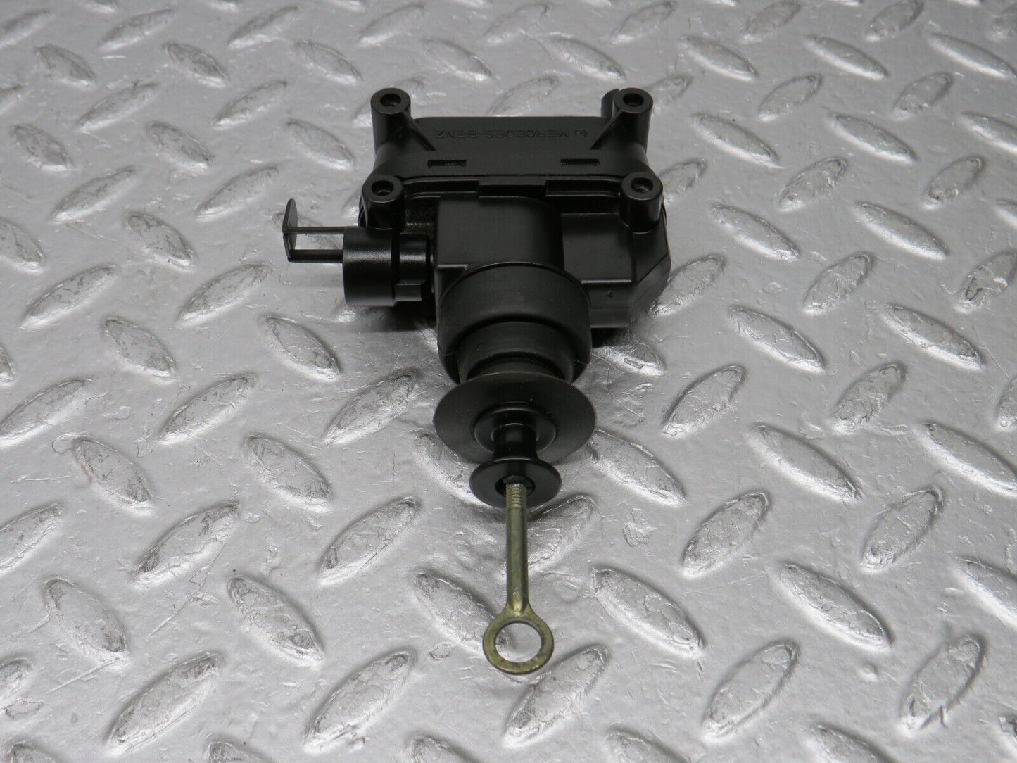37772 Mercedes-Benz A124 320E Cabriolet Left Door Lock Vacuum Actuator