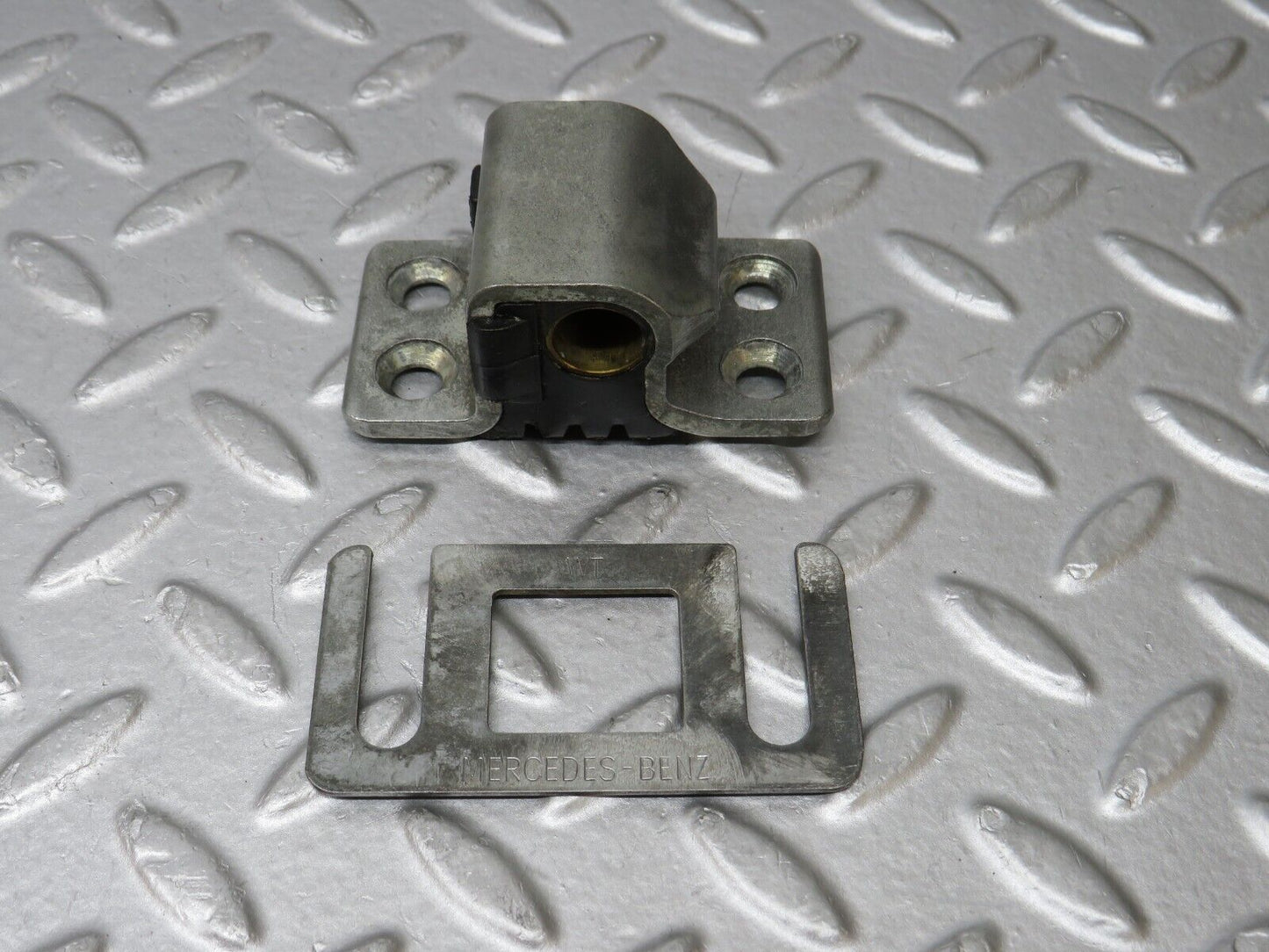 36131 Mercedes-Benz W126 420SE Door Lock Latch Left Side