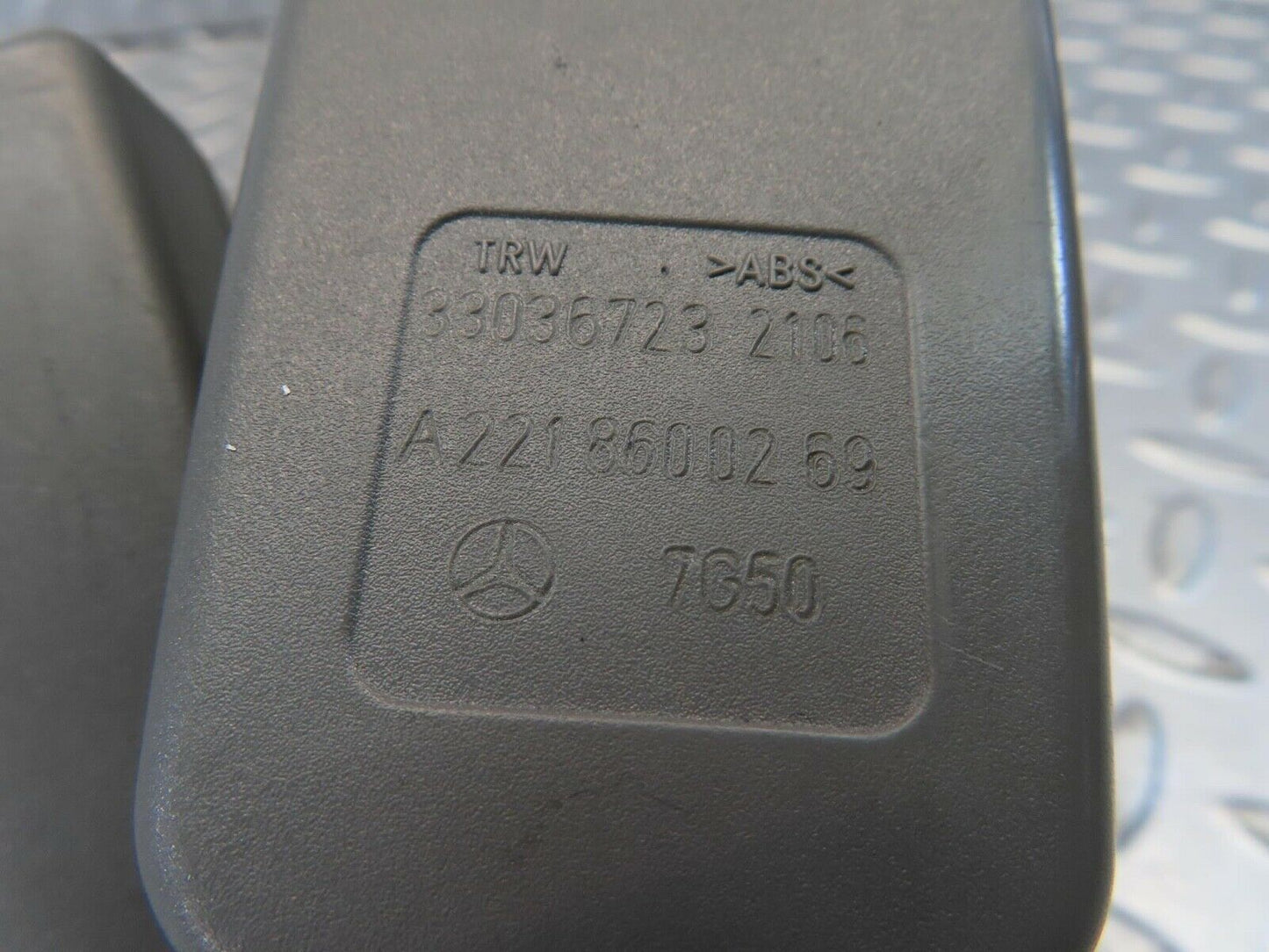 11216 Mercedes-Benz W221 S320 Rear Seat Belt Buckle 2218600269