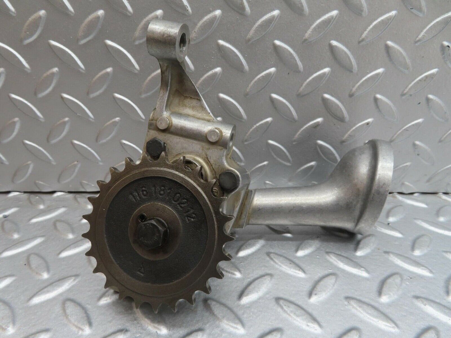 13722 Mercedes-Benz R107 450SL Oil Pump 1161800502
