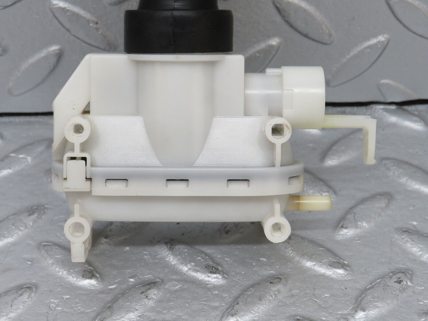 36631 Mercedes-Benz W201 190E Front Left Door Lock Vacuum Actuator