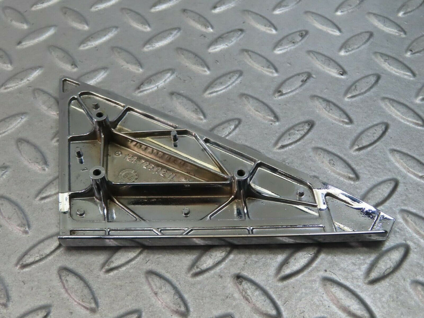 8810 Mercedes-Benz W123 Mirror Triangle Cover Right 1237250211