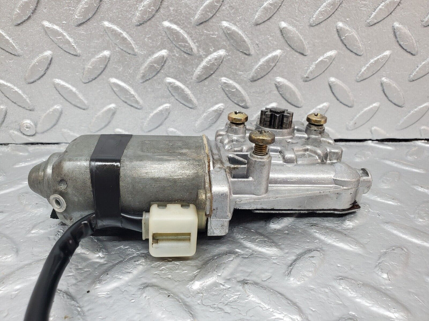 45761 Mercedes-Benz W126 420SE Front Left Window Regulator Motor 0130821183