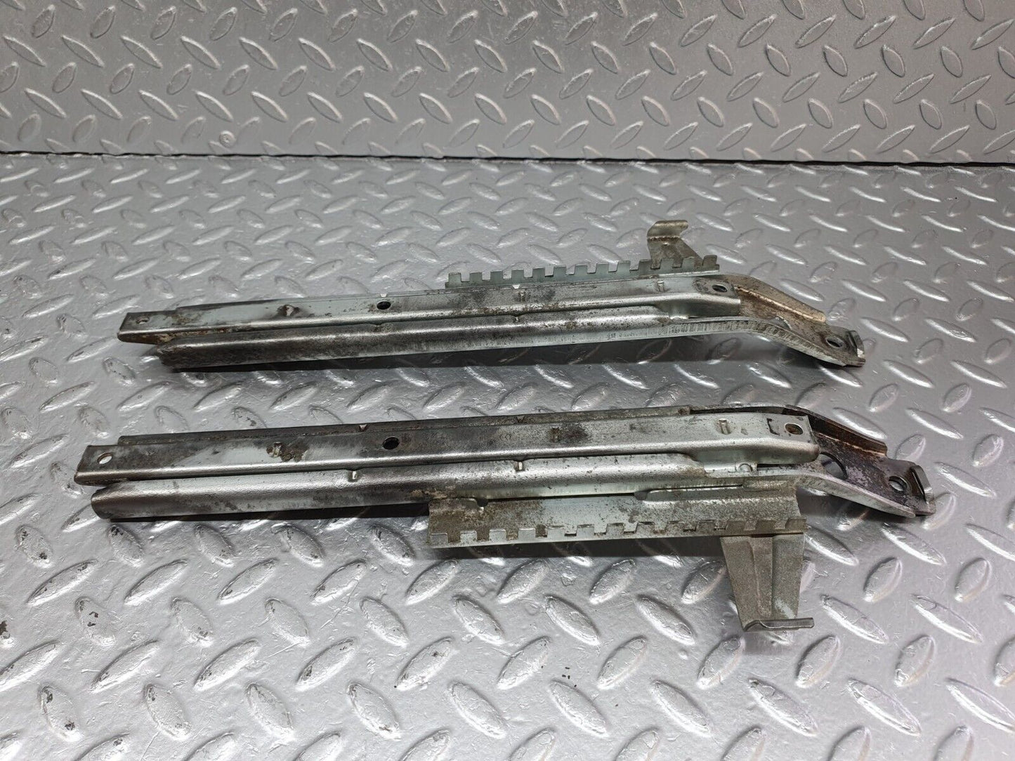 40804 Mercedes-Benz W123 300D Front Right Seat Rail Pair