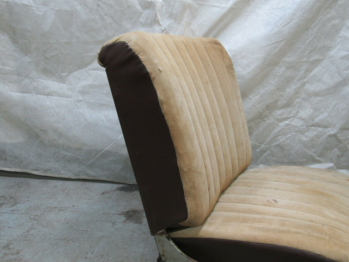 3253 Mercedes-Benz W120 PONTON Front Right Seat Creme Fabric