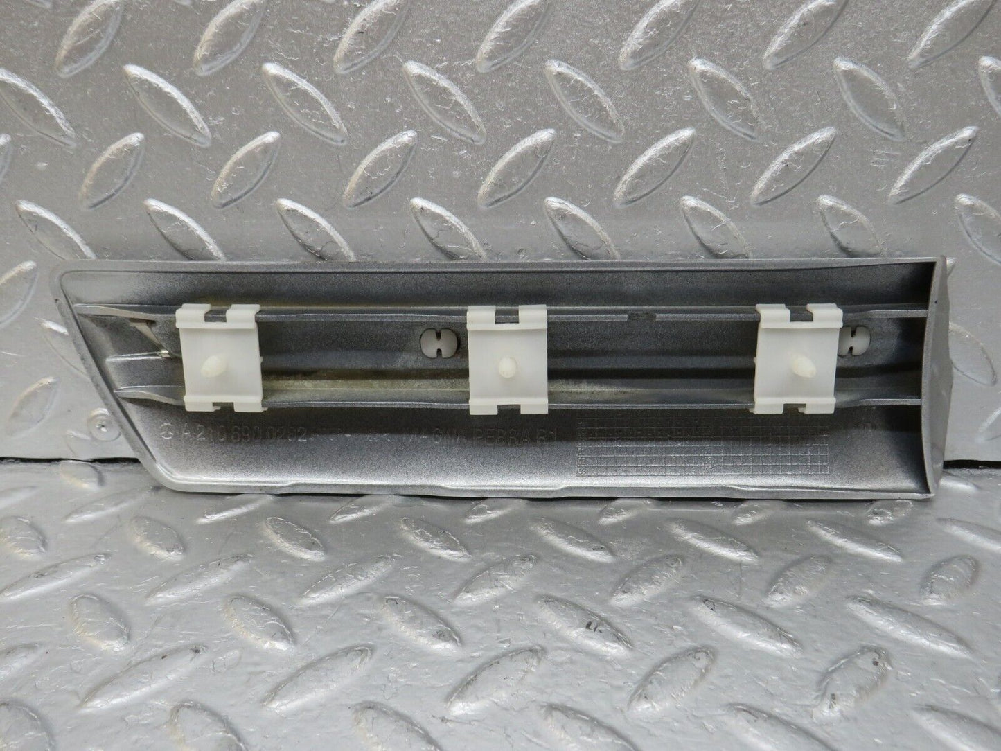34717 Mercedes-Benz W210 320E Front Right Fender Wing Centre Moulding Trim 21069002