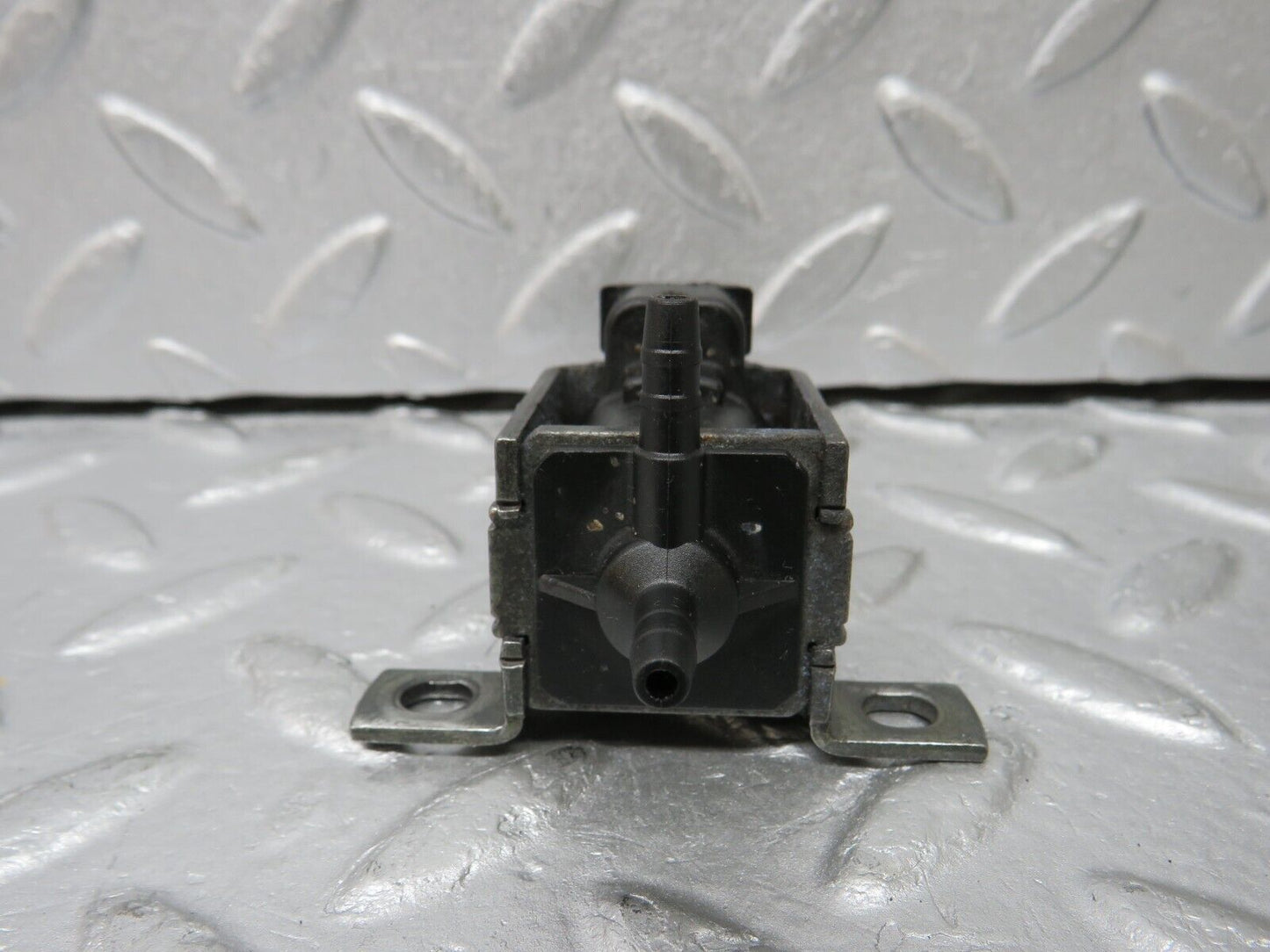 38070 Mercedes-Benz A124 320E Cabriolet Vacuum Control Valve 001540869