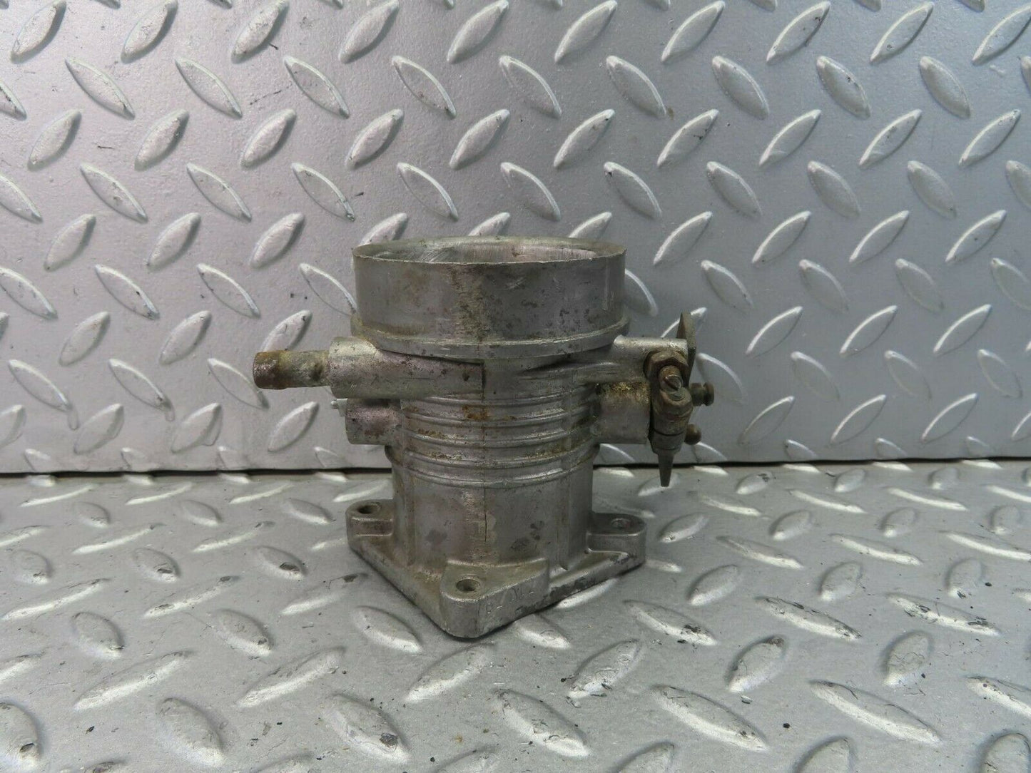 8686 Mercedes-Benz W111 Throttle Body