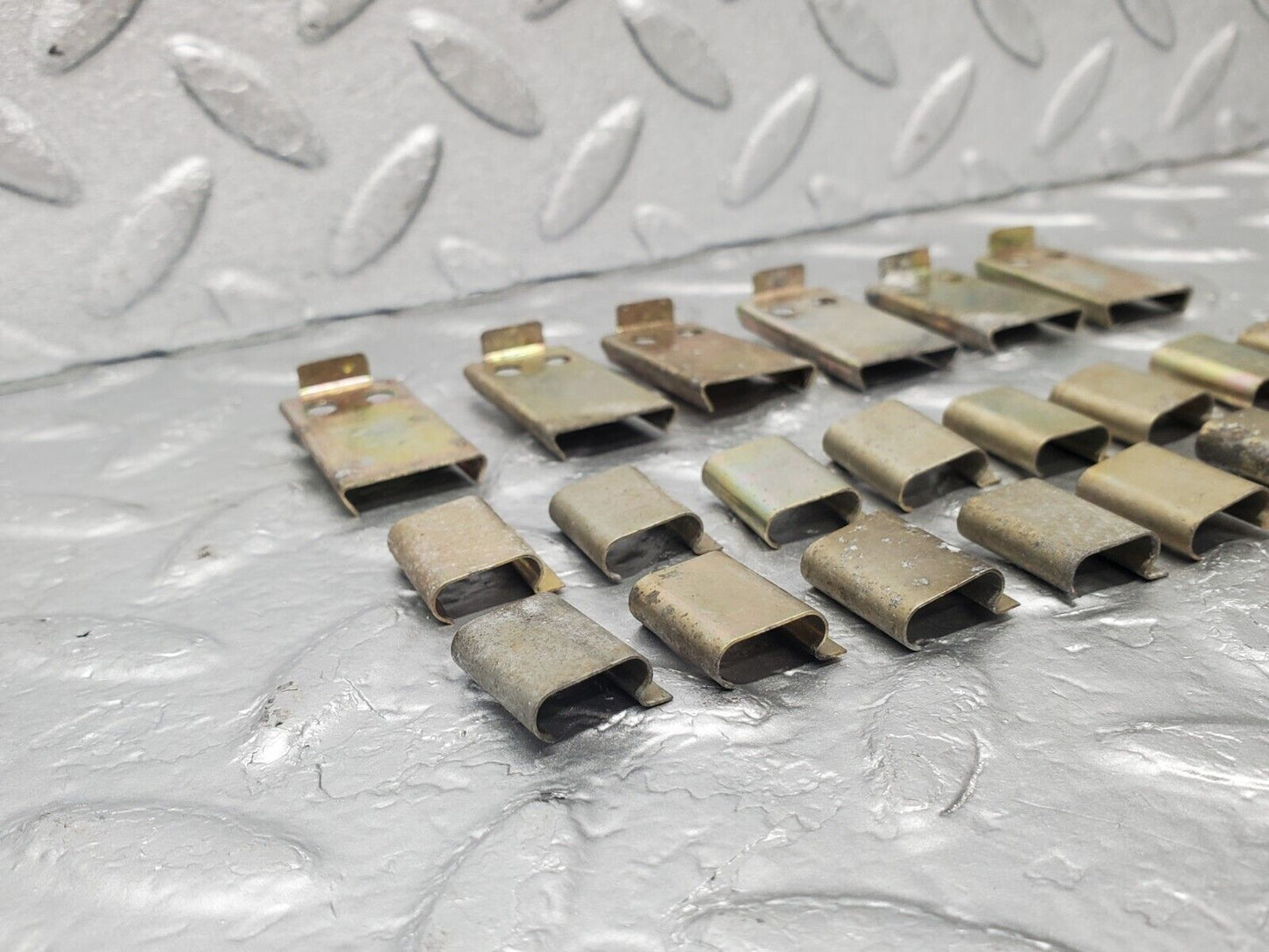 46080 Mercedes-Benz S123 200T Wagon Heater Box Blower Housing Clips