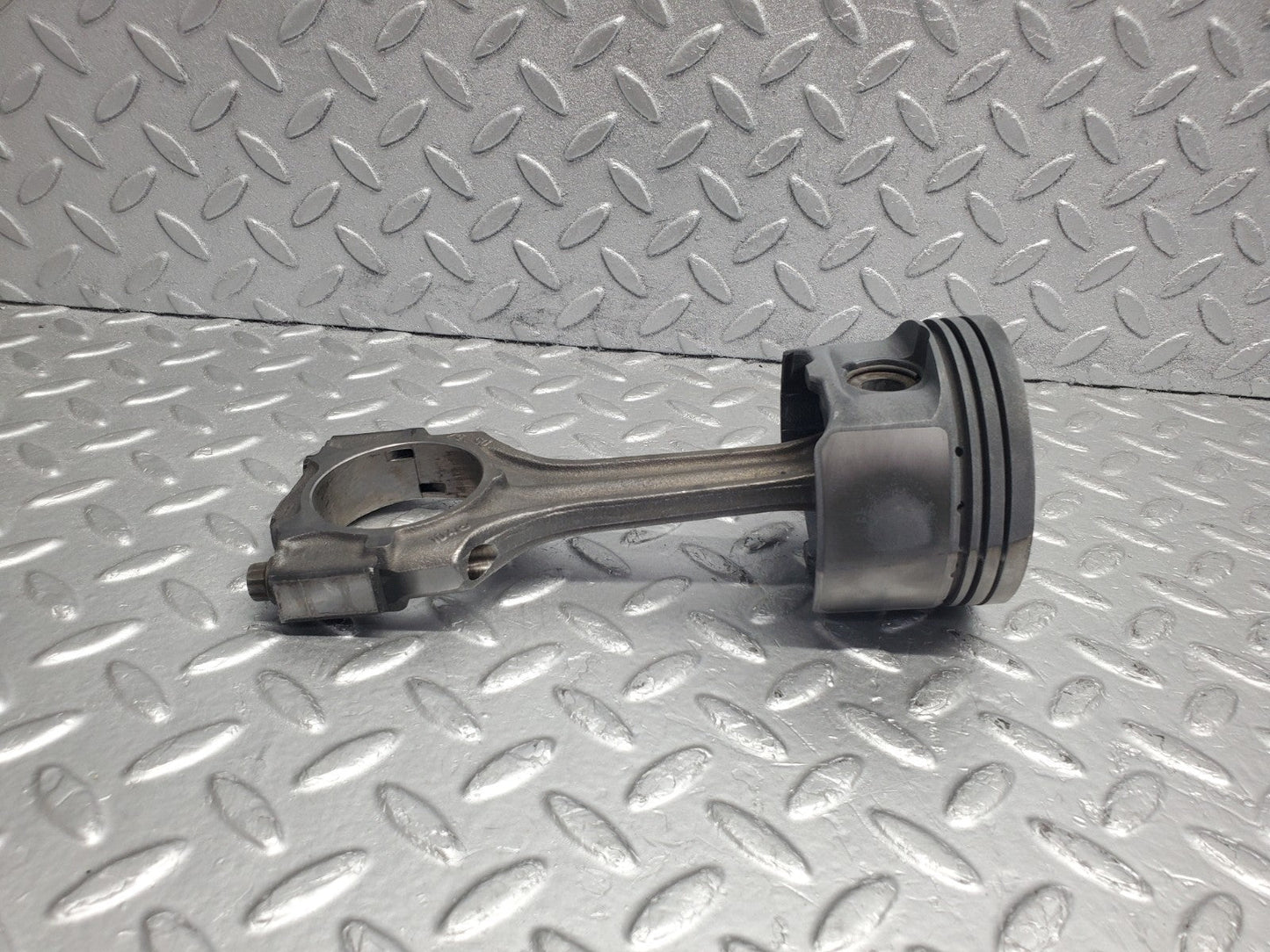 W124 Wagon piston with connecting rod used OEM