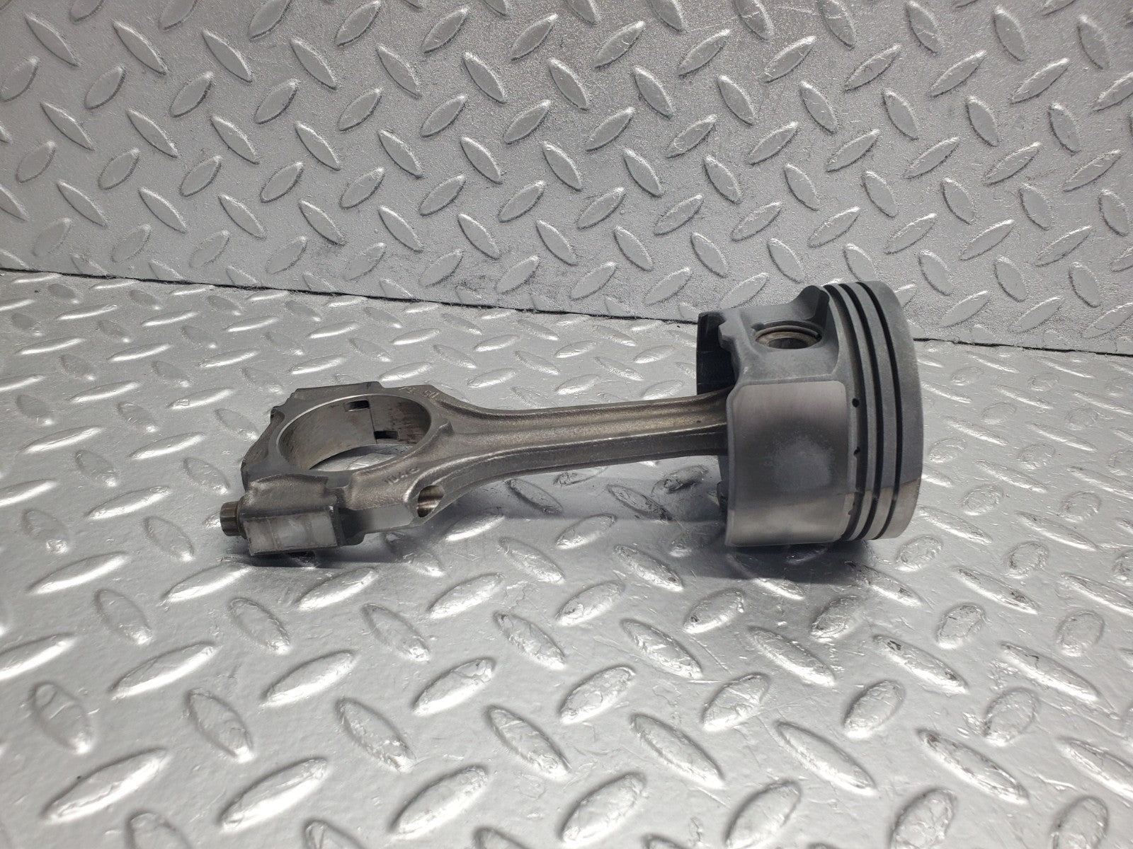 W124 Wagon piston with connecting rod used OEM
