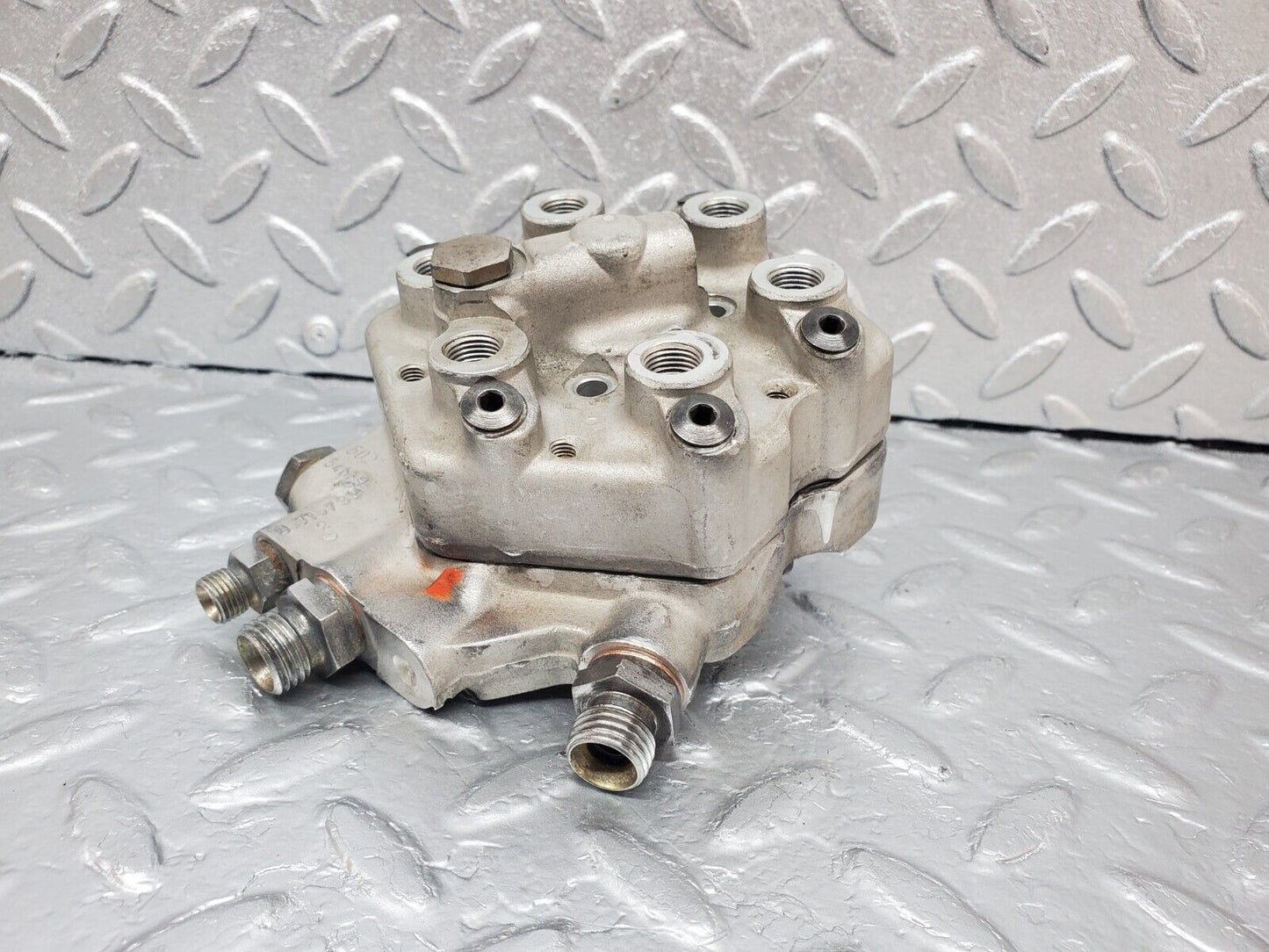 44284 Mercedes-Benz W123 280E Fuel Distributor Bosch 0438100069