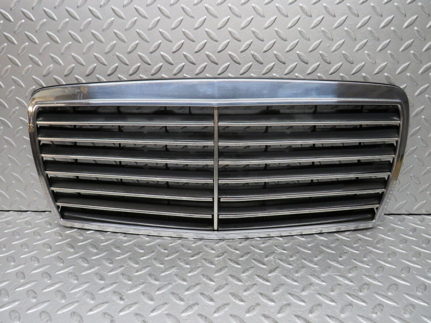 37840 Mercedes-Benz A124 320E Cabriolet Bonnet Grill Chrome 1408880323