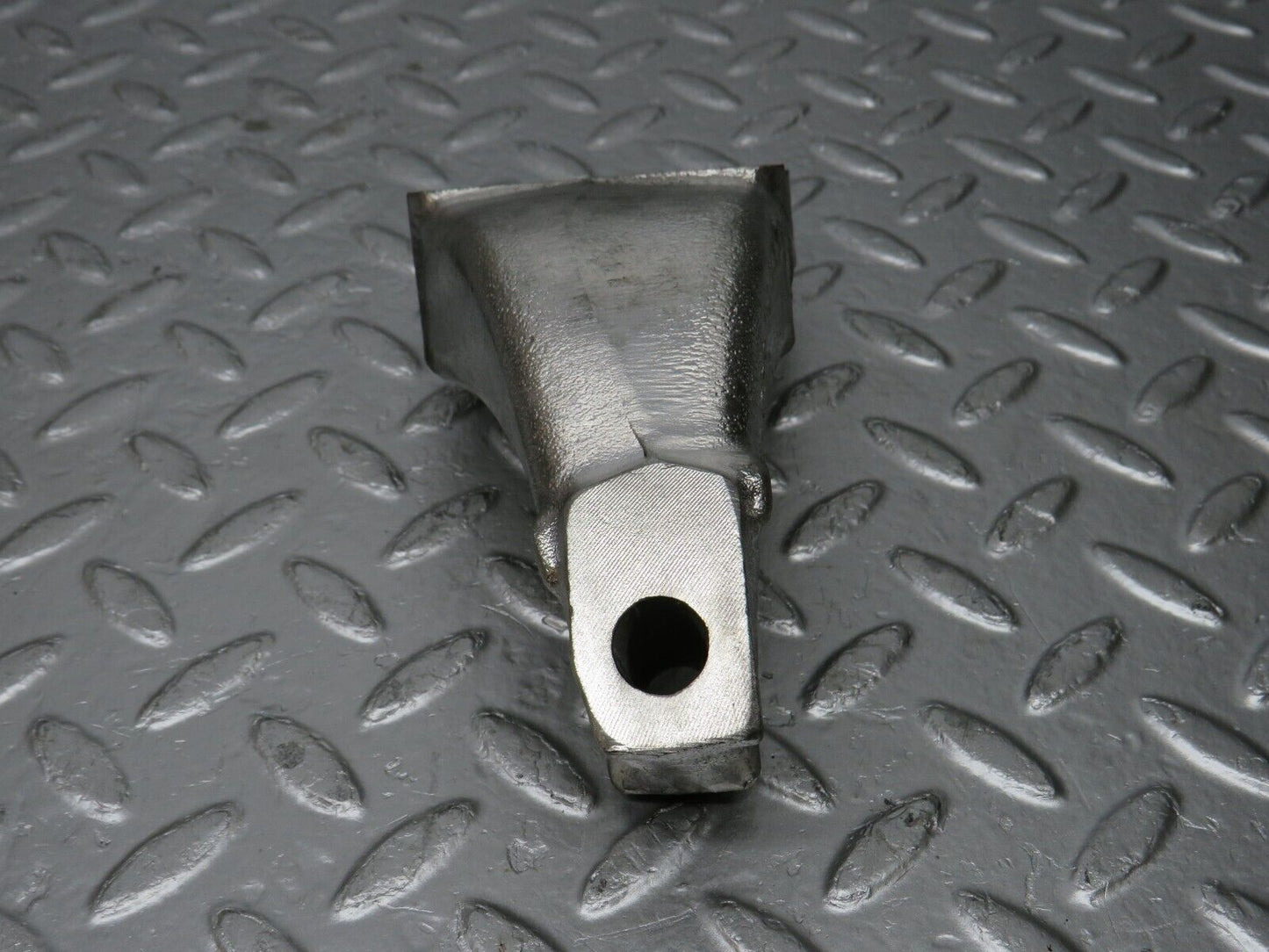 32950 Mercedes-Benz C107 R107 450 V8 Engine Mount Bracket Right 1162234504