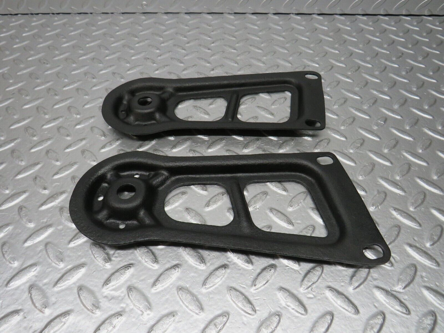 31122 Mercedes-Benz W123 200D Rear Suspension Axle Mounting Bracket