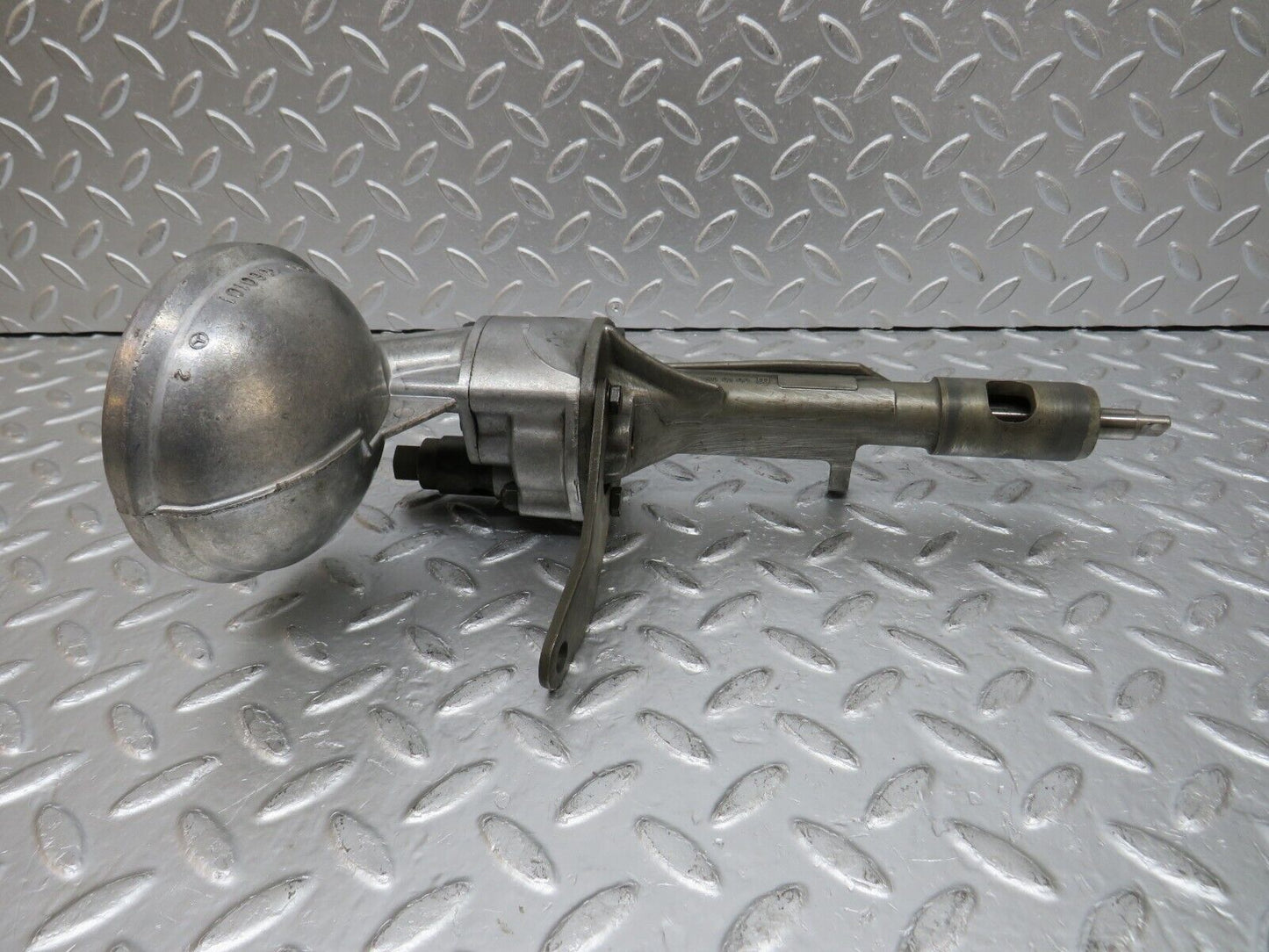 0868 Mercedes-Benz W123 240D Oil Pump 1151800102