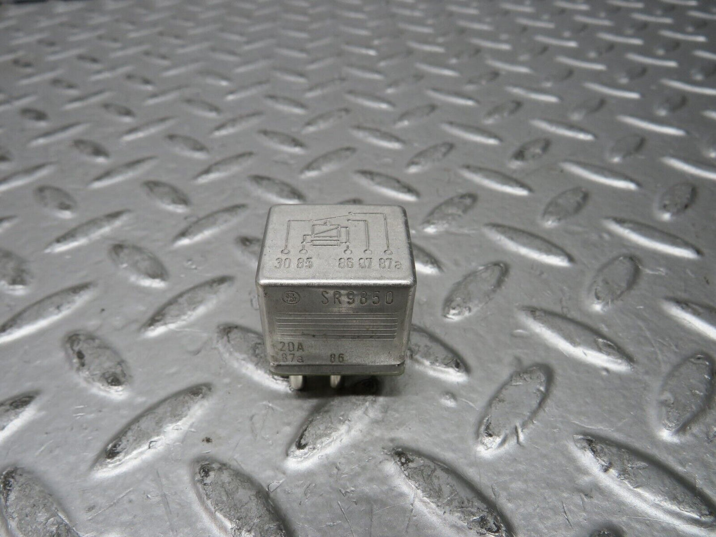 28665 Mercedes-Benz W123 230E Multi Purpose Relay 0015420219
