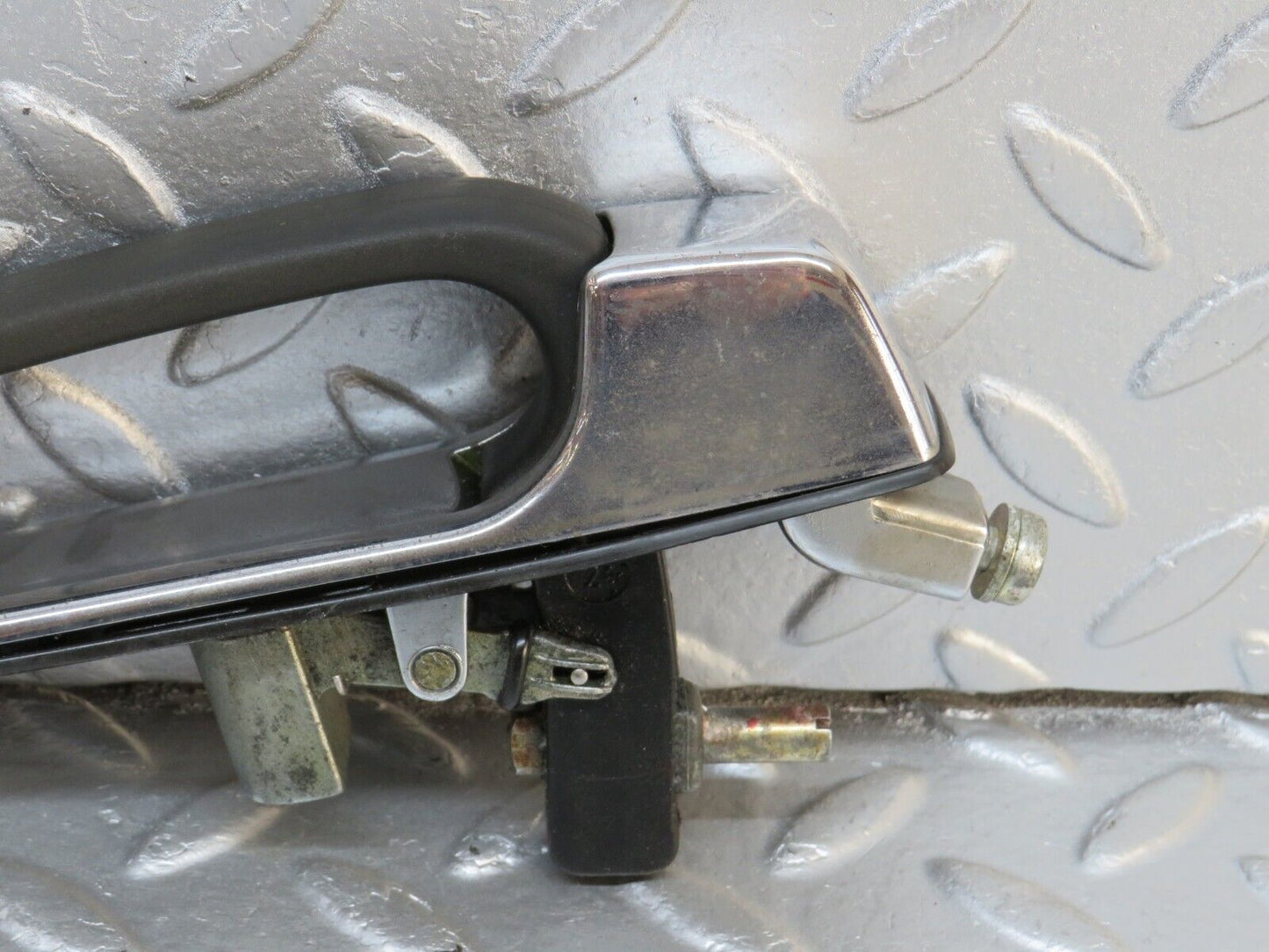 40617 Mercedes-Benz W123 300D Rear Right Exterior Door Handle 1237600359 1237660005