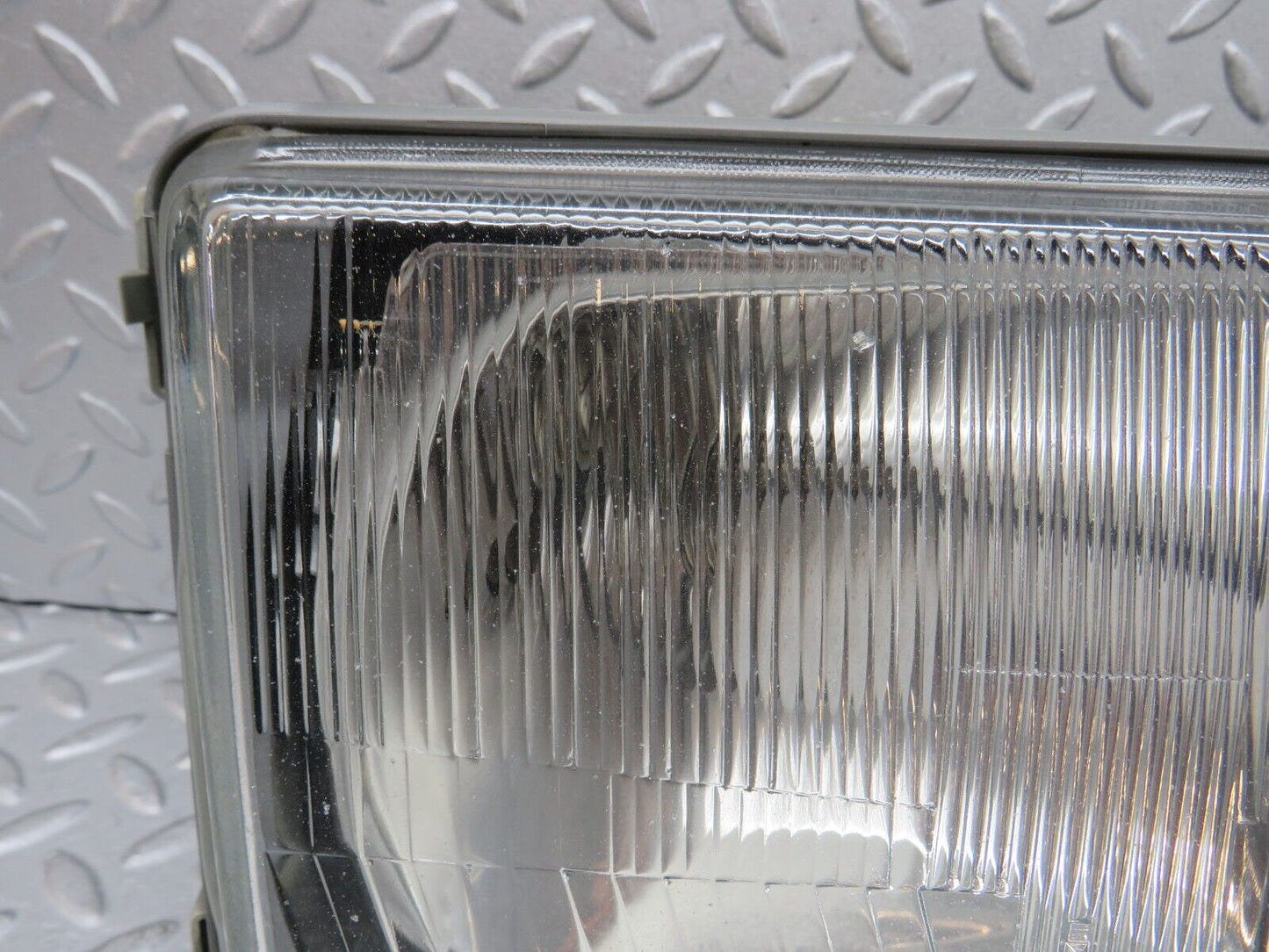 36754 Mercedes-Benz W201 190E Headlight Bosch Right Side 0301067722 1305620537 1305235076