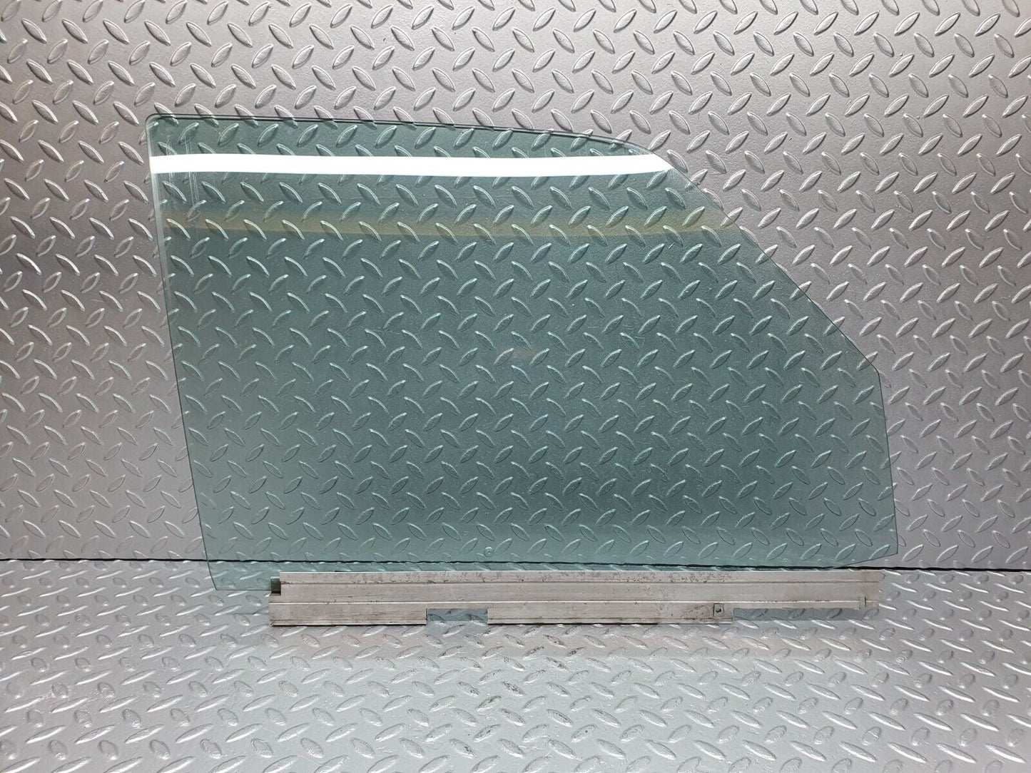 41122 Mercedes-Benz W126 300SE Front Right Door Window Glass