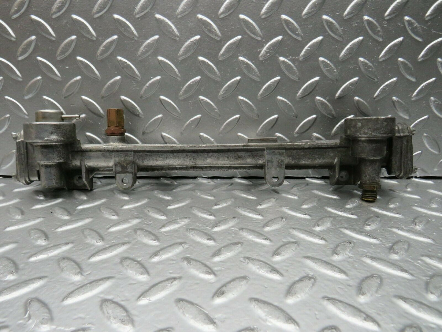 22571 Mercedes-Benz C124 E220 Coupe Fuel Injector Rail 1110780745