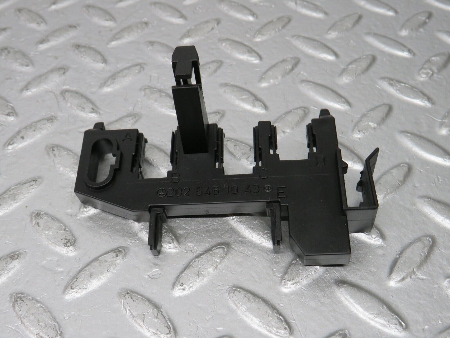 33479 Mercedes-Benz W202 C180 Steering Column Cable Bracket 2025461043