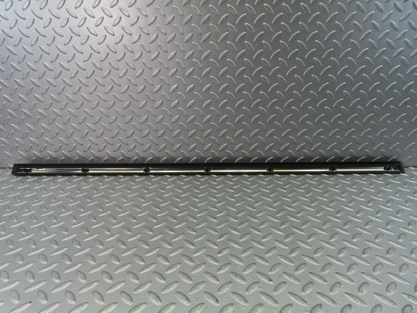 10292 Mercedes-Benz W116 Front Left Door Centre Moulding Trim