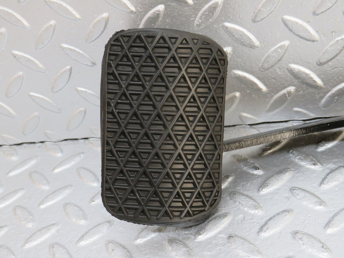 33710 Mercedes-Benz W201 190E 2.0L Brake Pedal With Rubber 1232910082