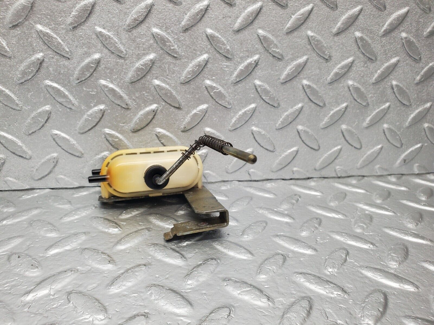 46472 Mercedes-Benz C123 280CE Coupe Fuel Tank Flap Cap Vacuum Actuator