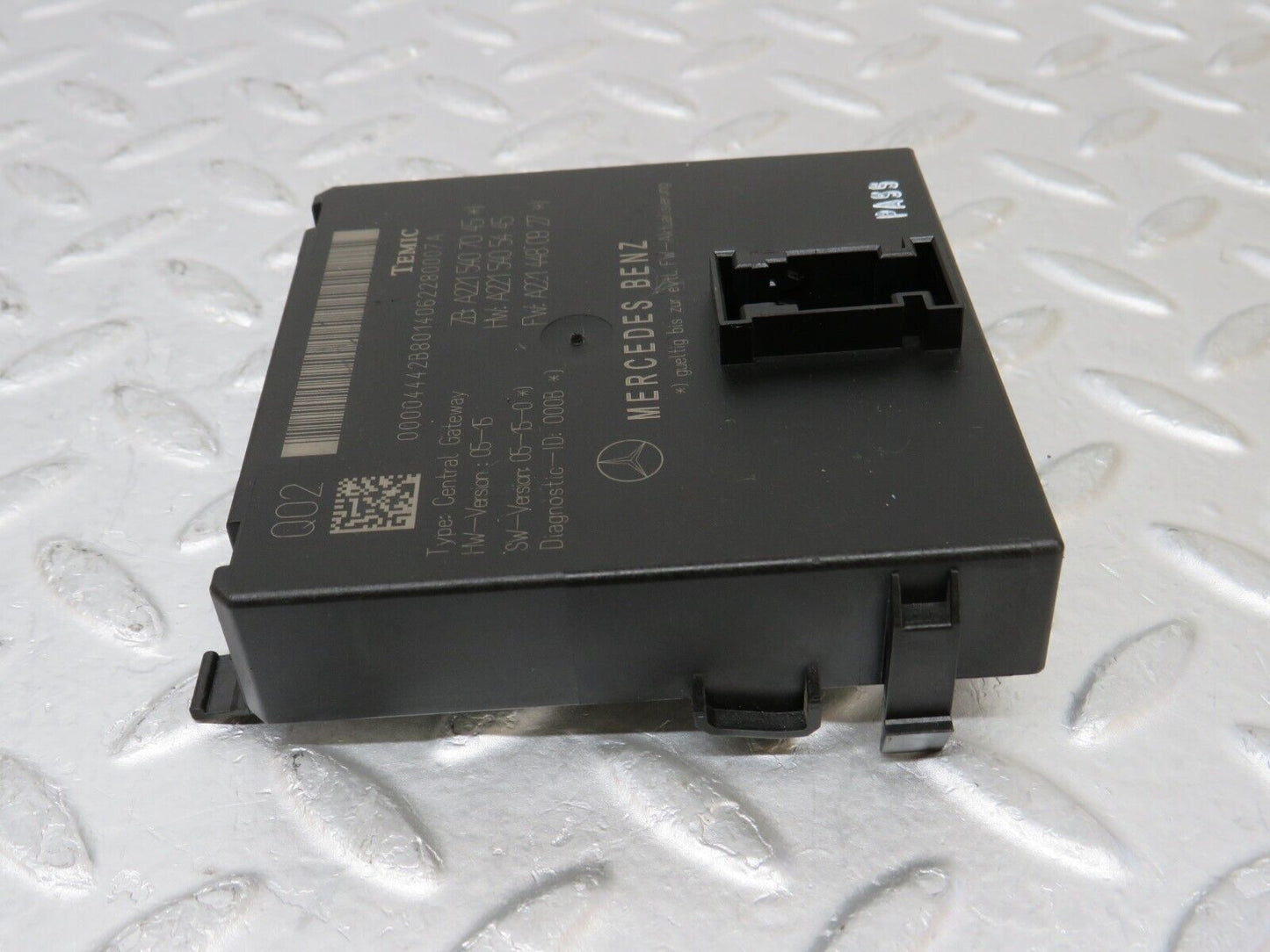 35147 Mercedes-Benz W221 Central Gateway ECU 2215407045
