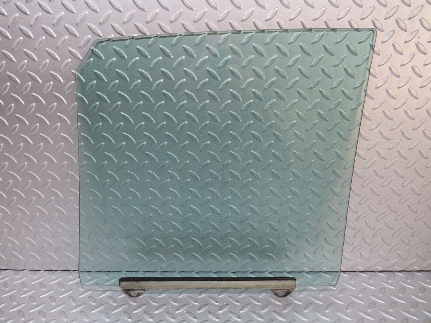 37515 Mercedes-Benz W109 300SEL Front Right Door Window Glass