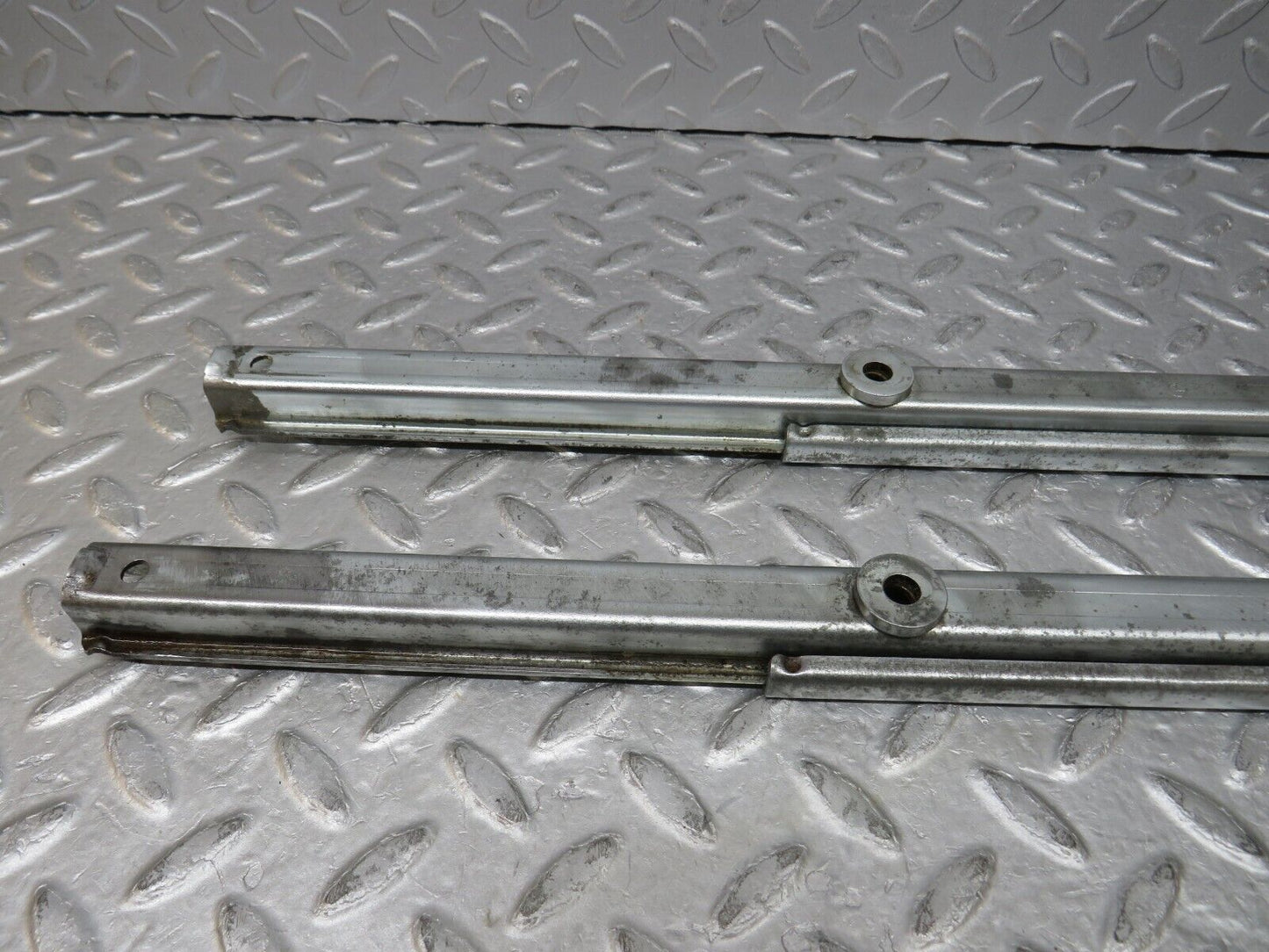 37082 Mercedes-Benz C126 420SEC Coupe Front Right Seat Rail Pair