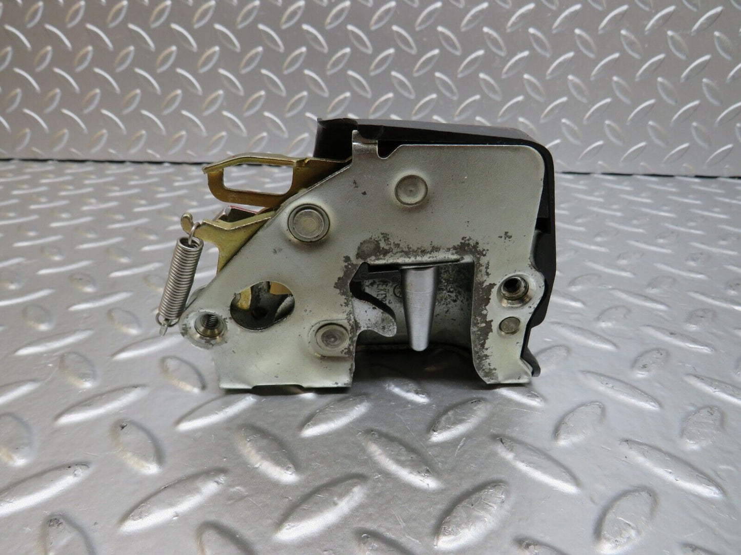 25458 Mercedes-Benz W123 200 Front Left Door Lock Mechanism 1237230108