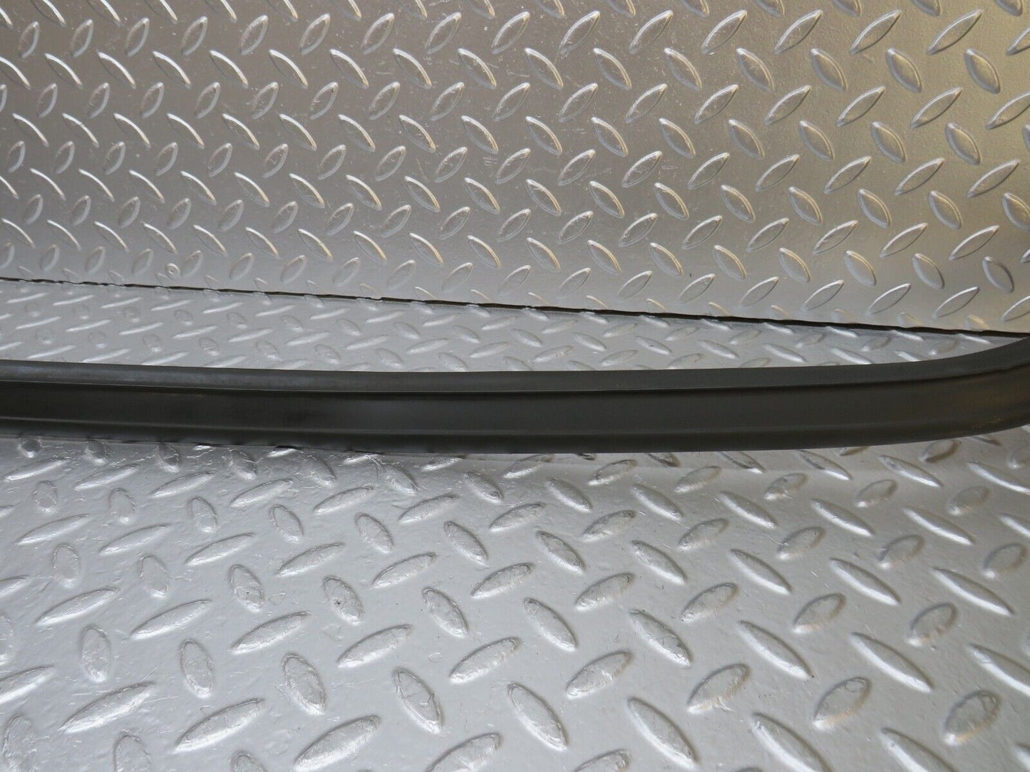29242 Mercedes-Benz W124 230E Rear Windscreen Lower Rubber Seal