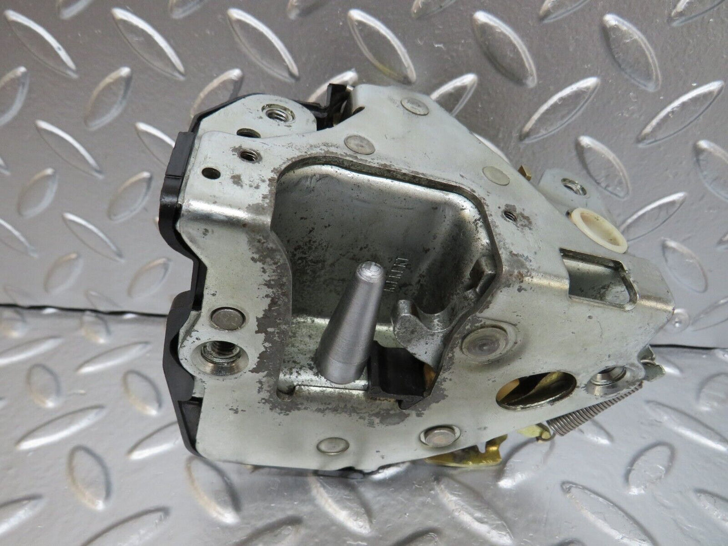 25458 Mercedes-Benz W123 200 Front Left Door Lock Mechanism 1237230108