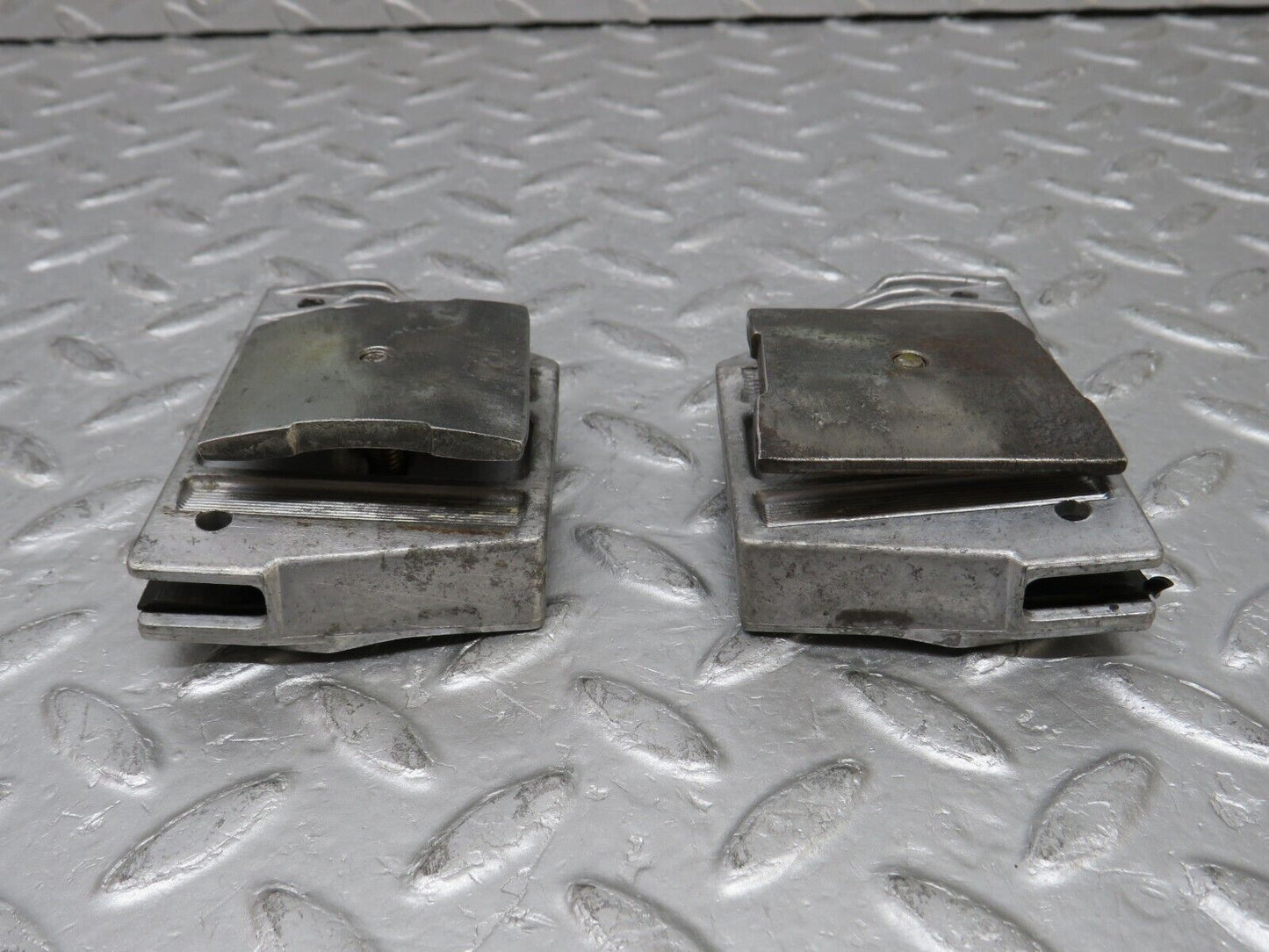 37817 Mercedes-Benz A124 320E Door Window Guide Bracket 2x 1247250132