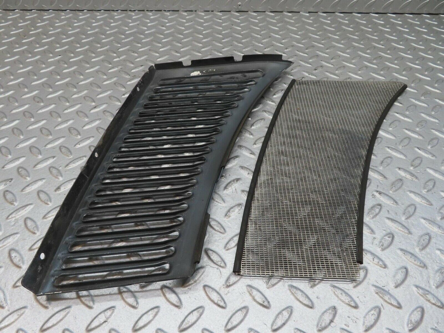 13920 Mercedes-Benz C107 280SLC Air Intake Grill Left Side