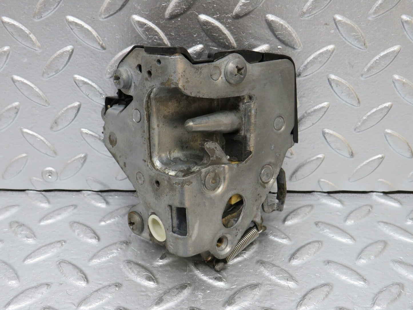 0573 Mercedes-Benz W123 230E Front Right Door Lock Mechanism 1237230208