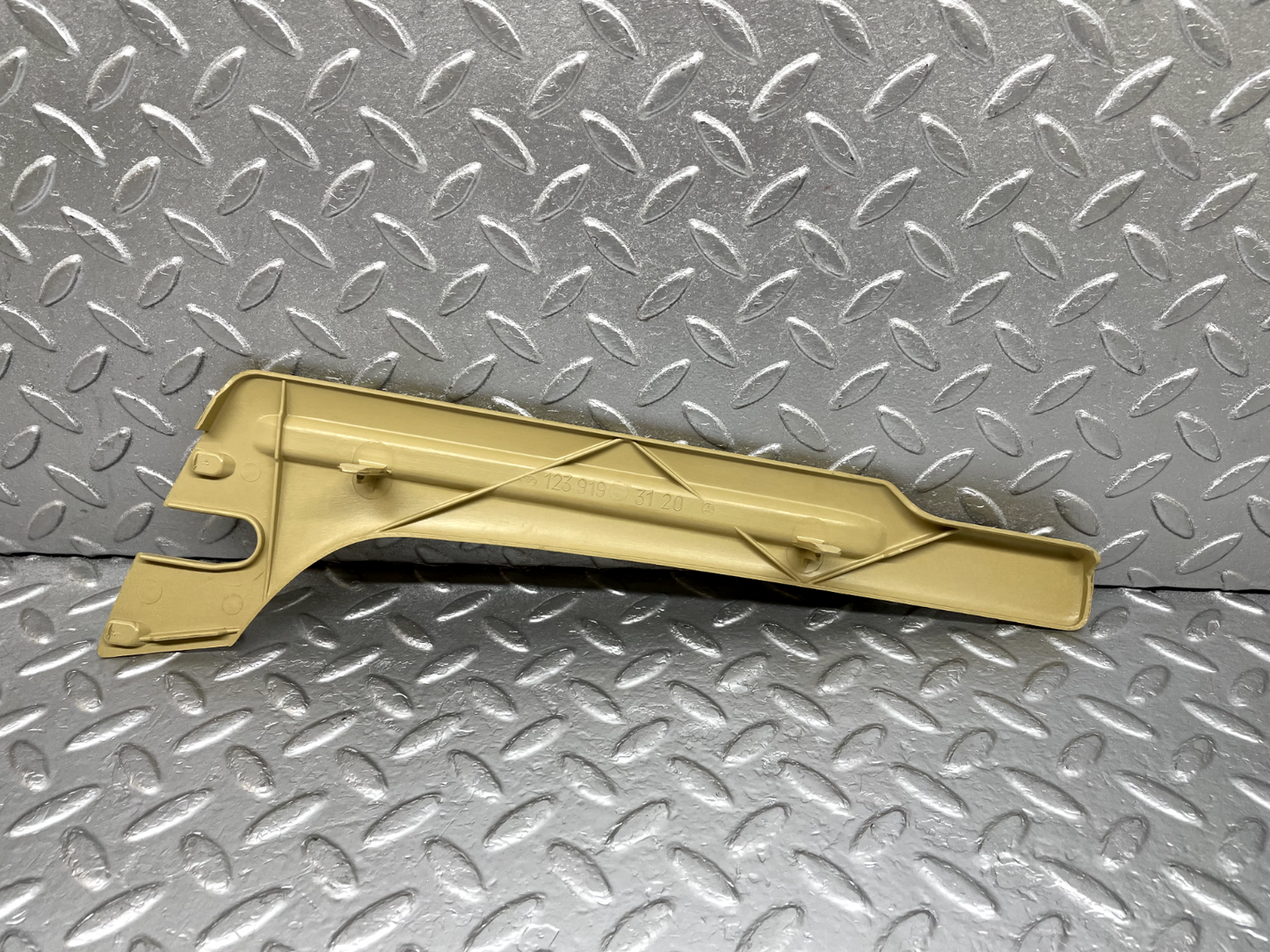 44281 Mercedes-Benz W123 280E Front Right Seat Cover Trim Beige 1239193120