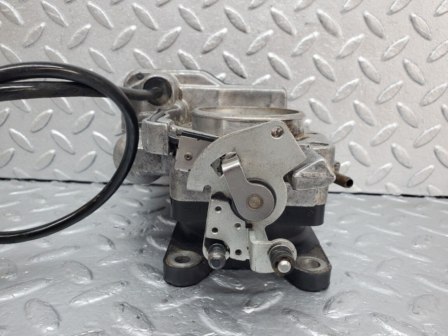 44844 Mercedes-Benz W124 220E Throttle Body Valve 1111400144