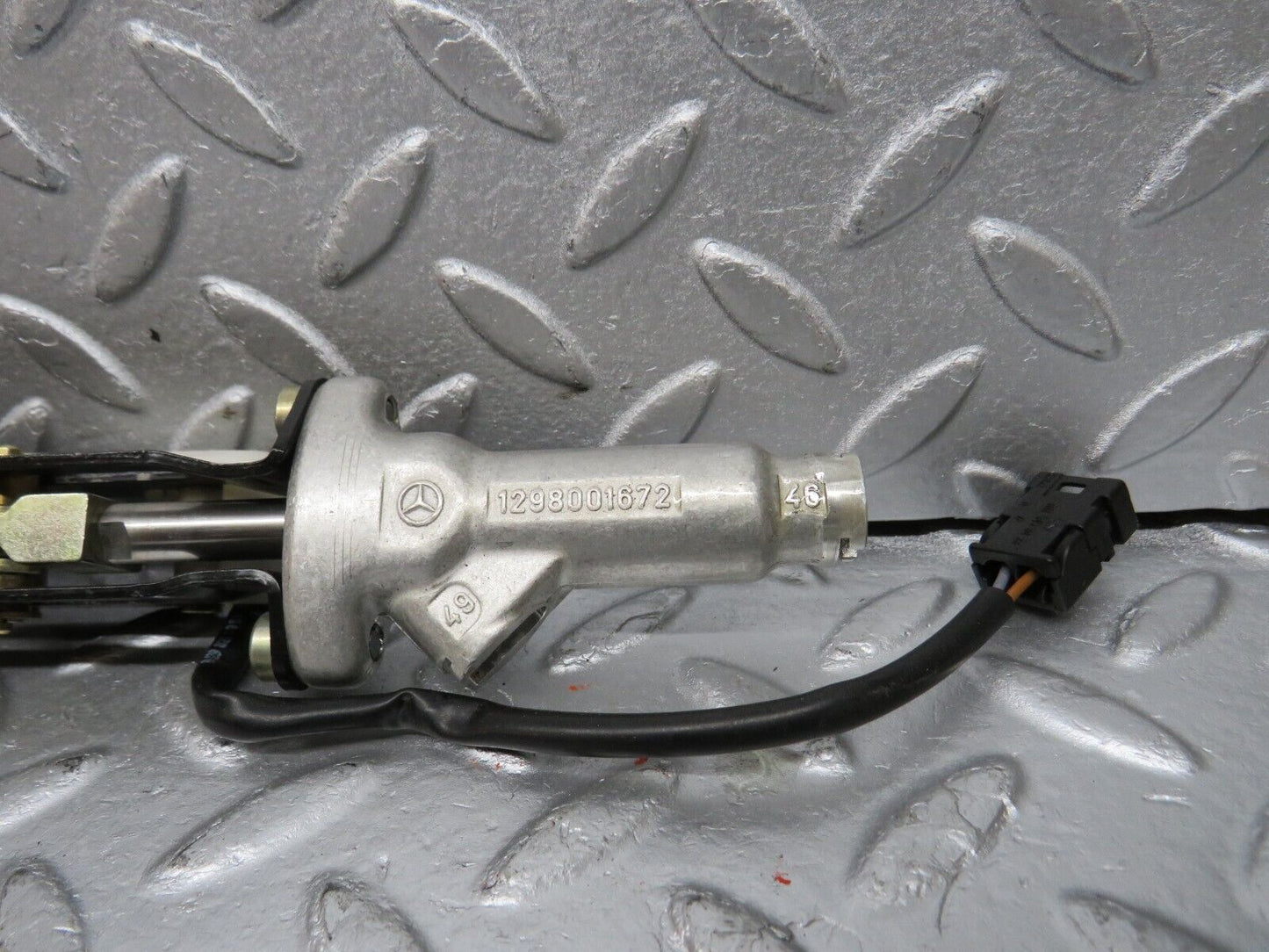 39618 Mercedes-Benz R129 320SL Coupe Soft Top Lock Latch Left 1298000774 1298001672