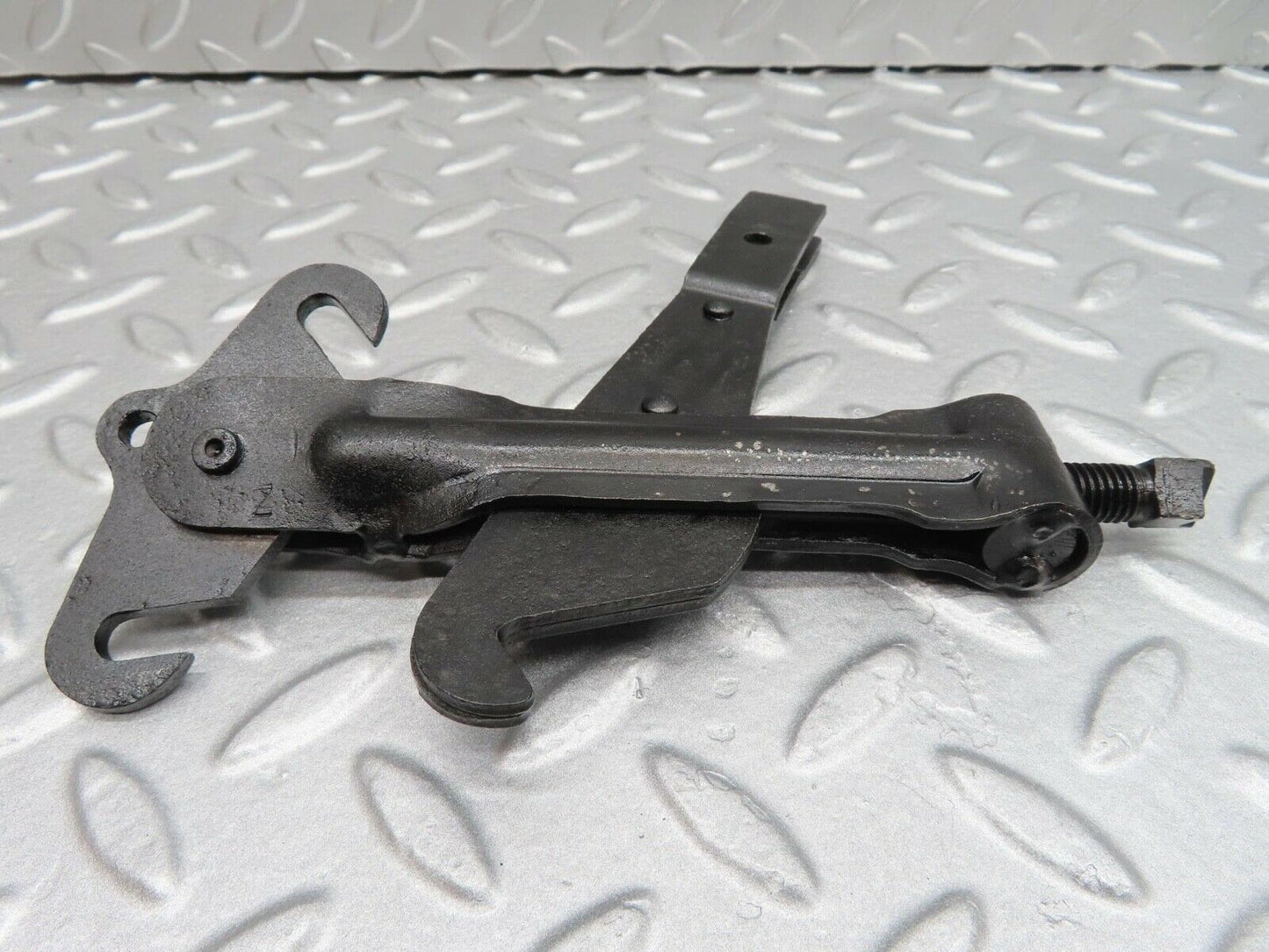 15978 Mercedes-Benz W123 280E Handbrake Regulator