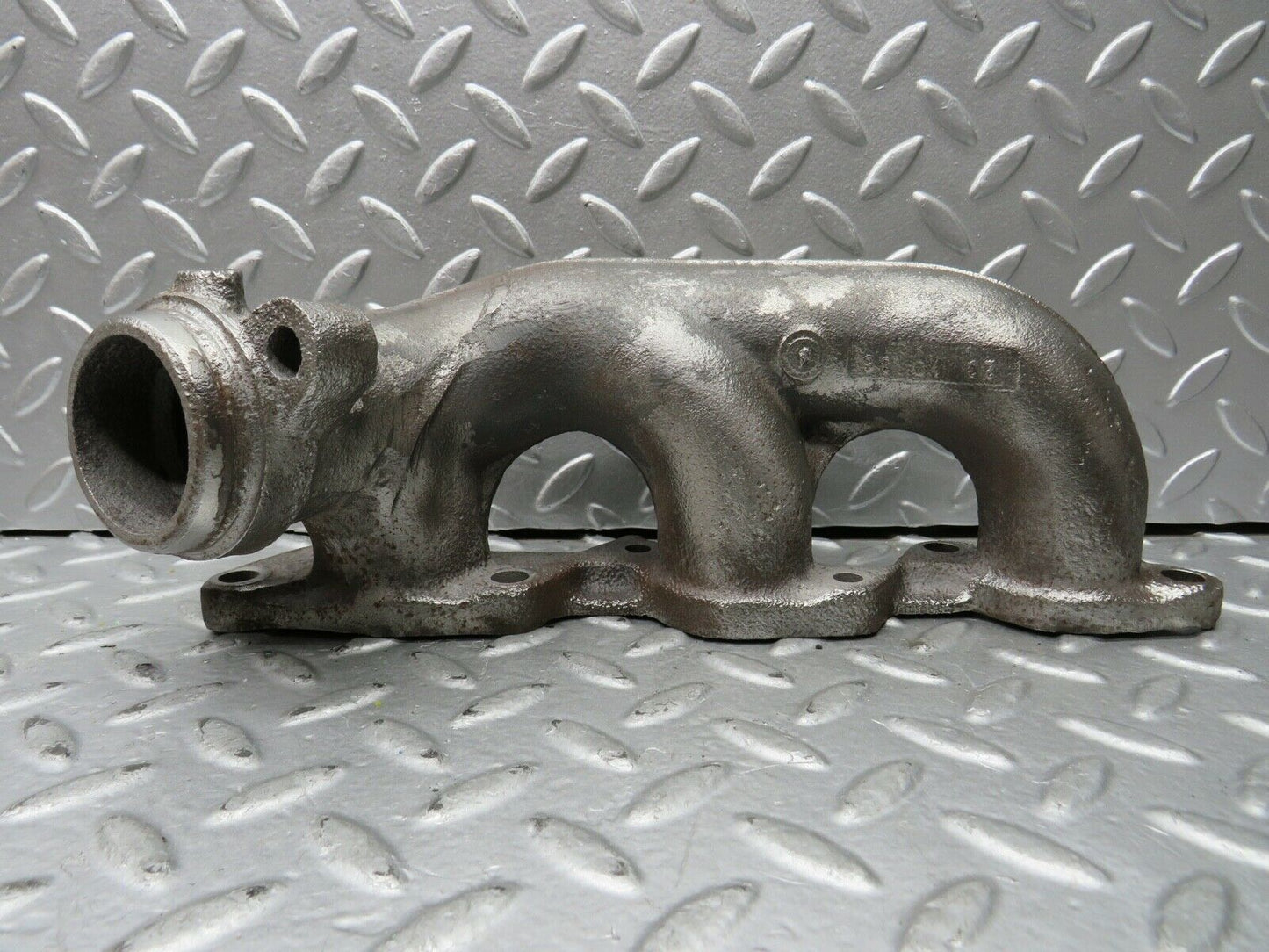 21891 Mercedes-Benz W126 300SE Exhaust Manifold Cylinder 4-6 1031422202