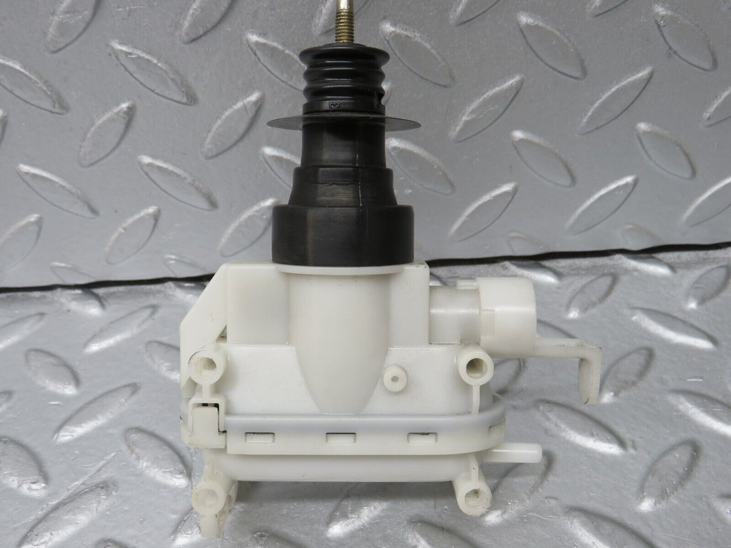 36150 Mercedes-Benz W126 420SE Front Left Door Lock Vacuum Actuator