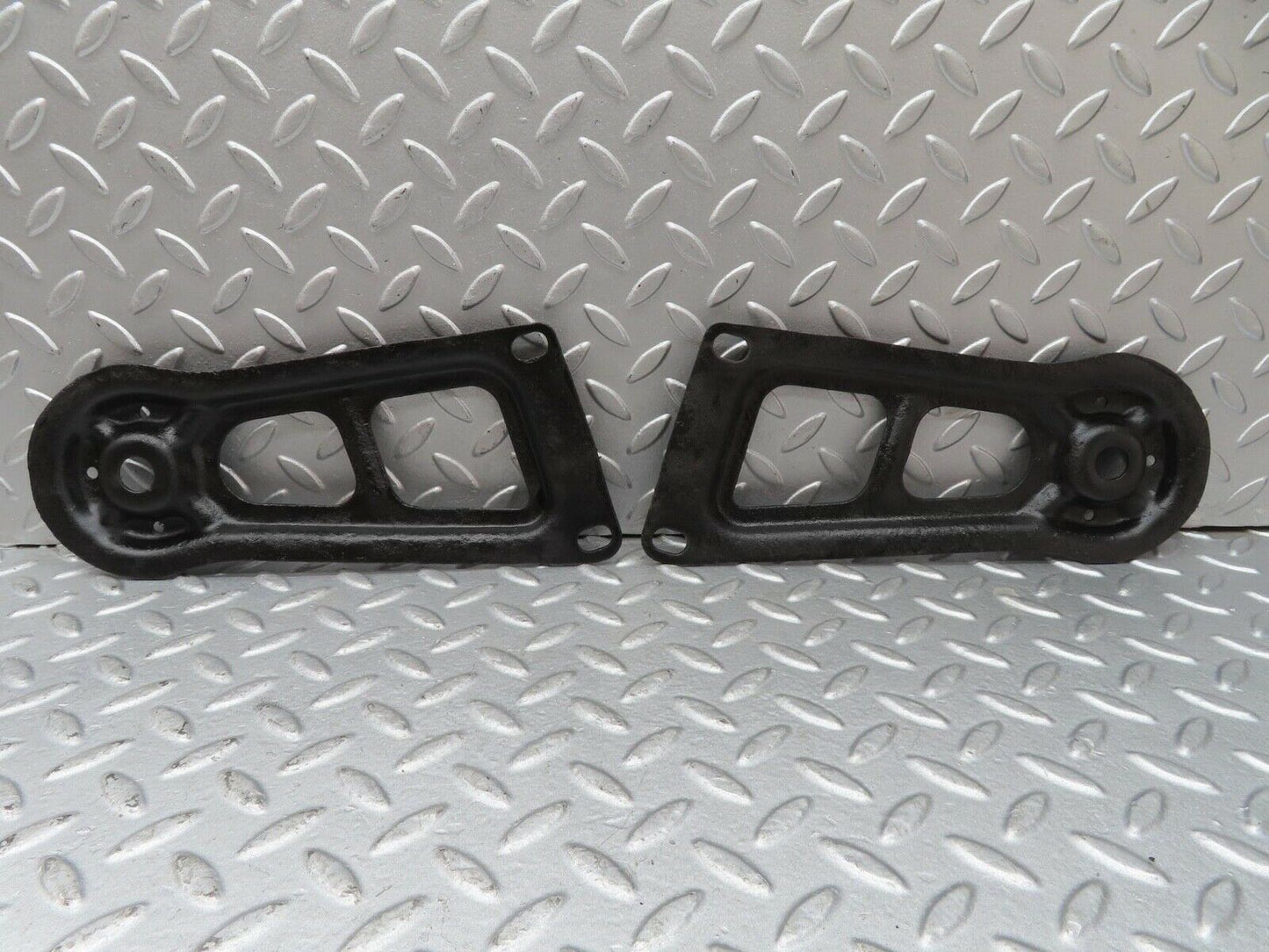 13633 Mercedes-Benz W123 200 Rear Suspension Axle Mounting Bracket