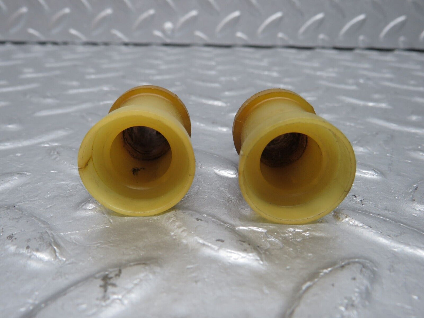 40171 Mercedes-Benz R107 350SL Coupe Fuel Injector Holder 2x